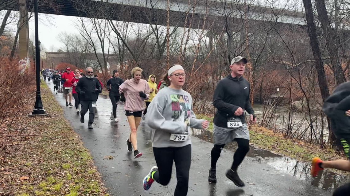 Hundreds Shiver by the River in Scranton