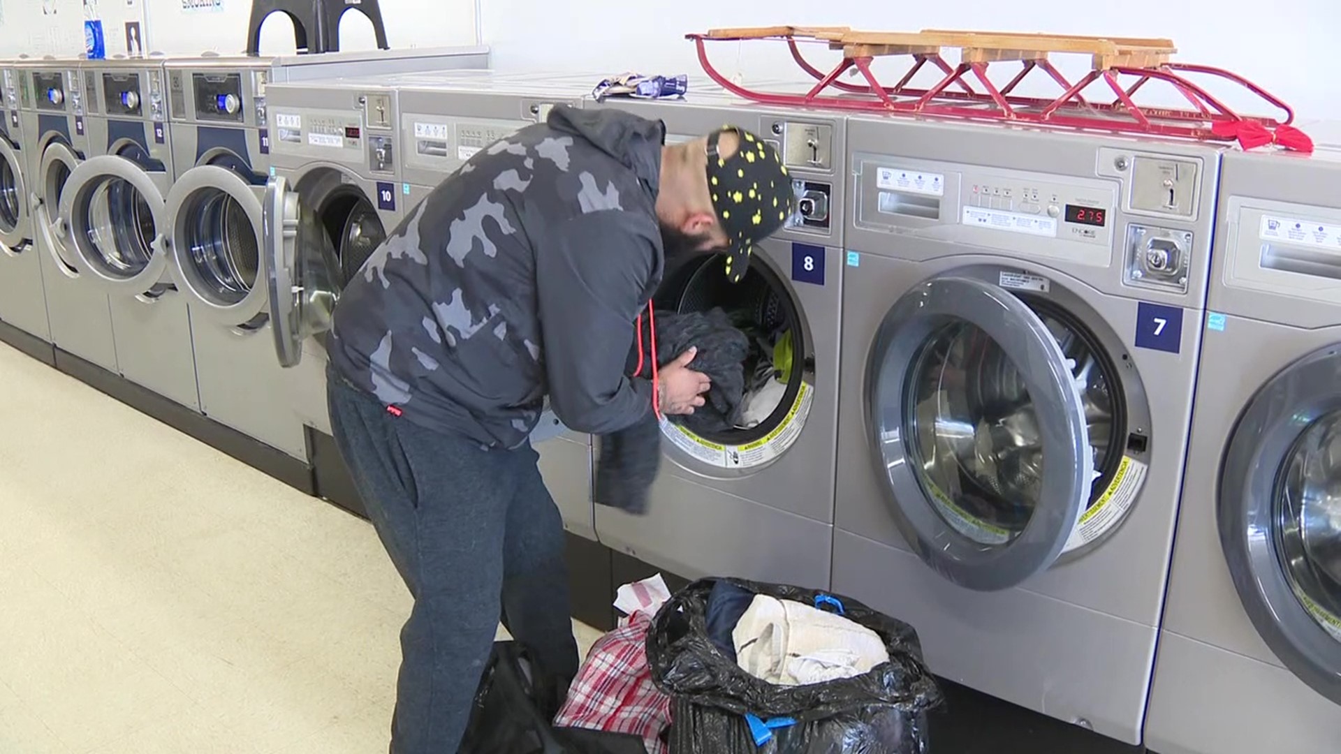 A place in Sunbury is opening its laundromat and letting people wash clothes for free on Thanksgiving Day.