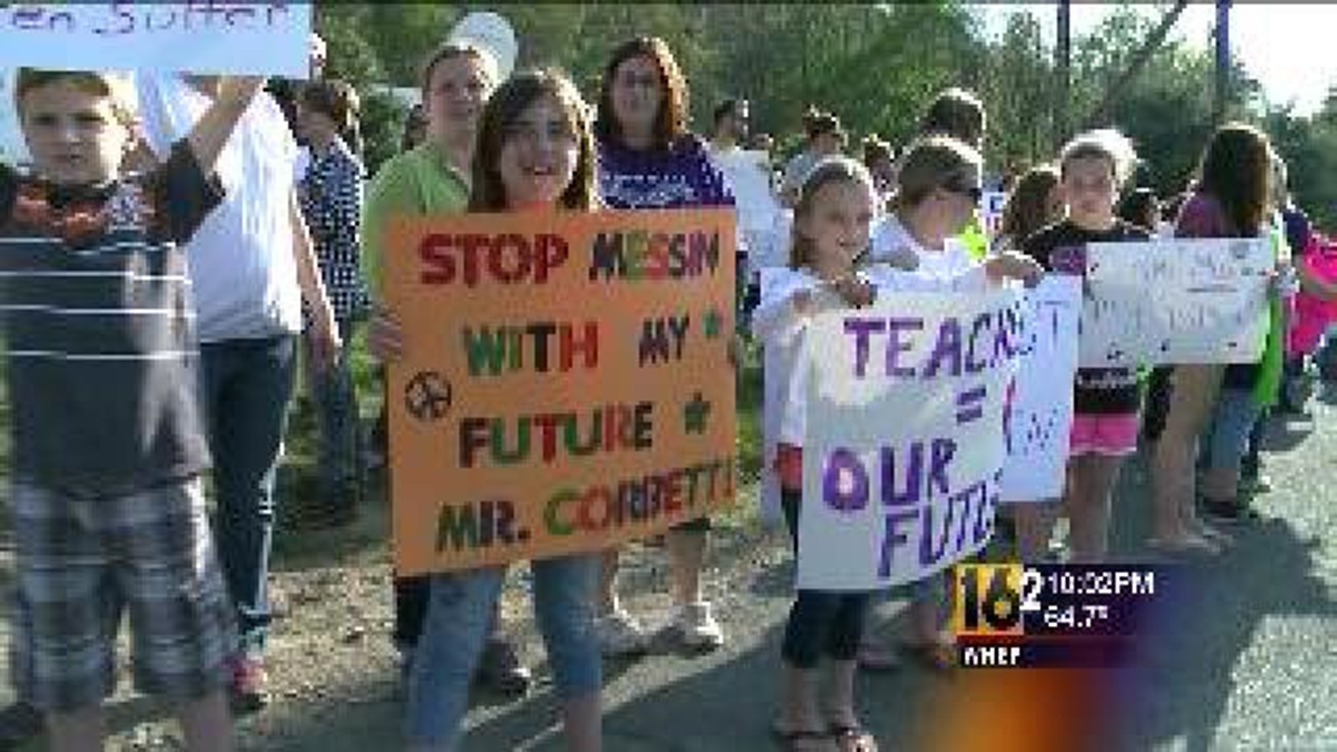 Teachers, Parents Protest Governor At Pricey Fundraiser
