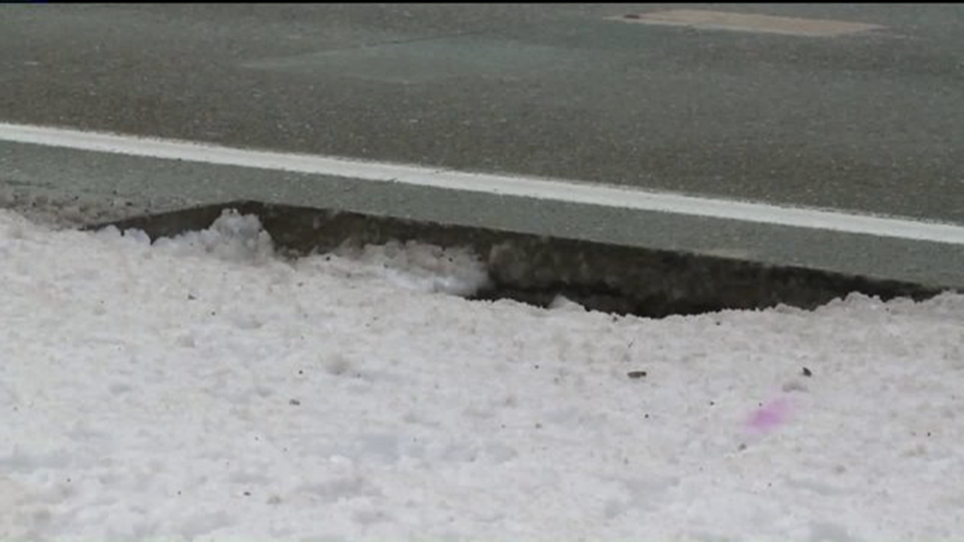 CREWS TO FIX HOLE ON INTERSTATE 81