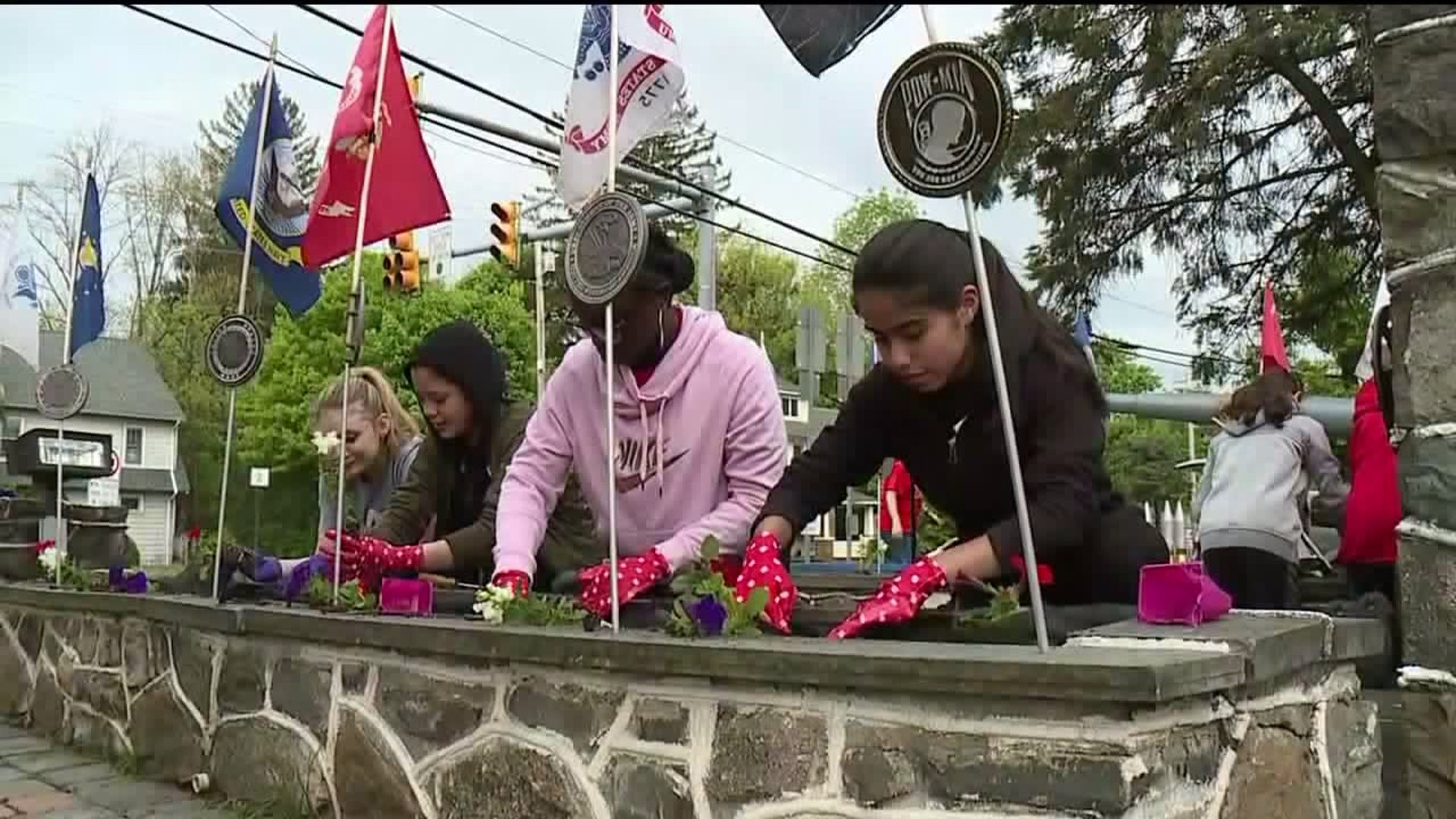 Students Help Spruce Up War Memorial in the Poconos