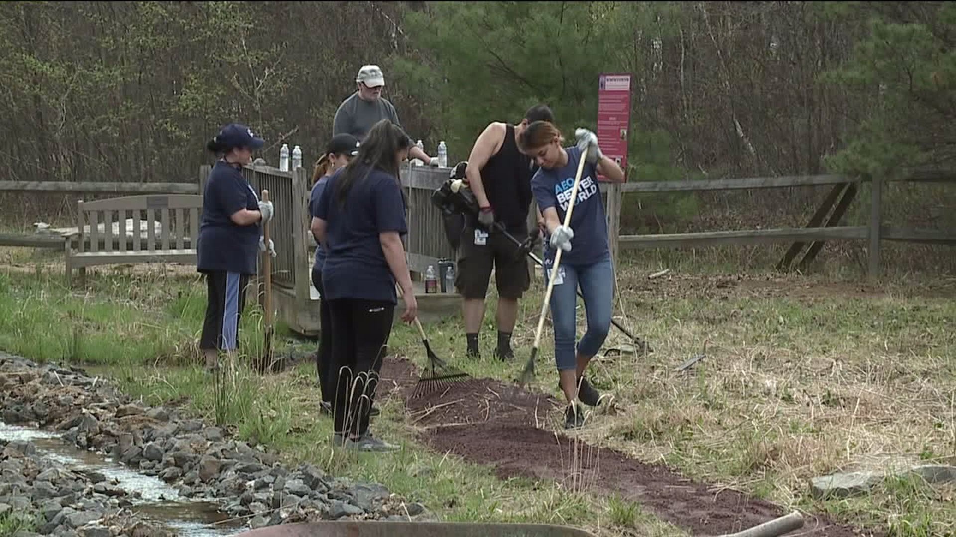 Volunteers Clean up Trail