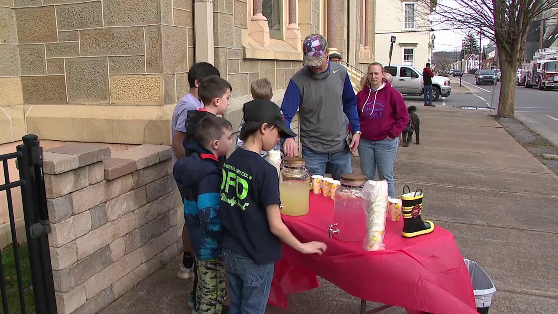 Lemonade stand for family after deadly fire | fox43.com