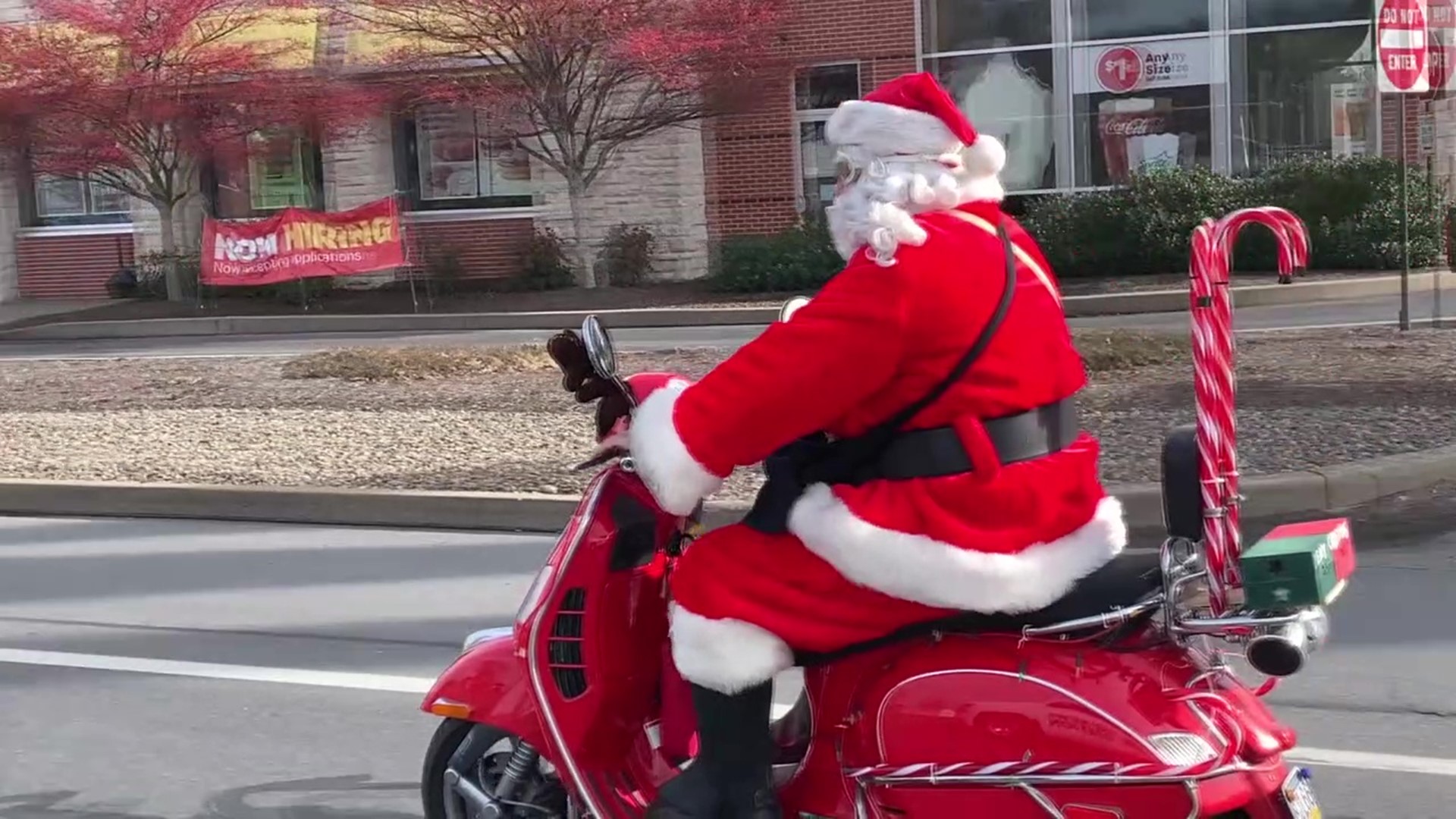 pille Imidlertid Kontrovers Christmas cheer delivered by 'Scooter Santa' | wnep.com