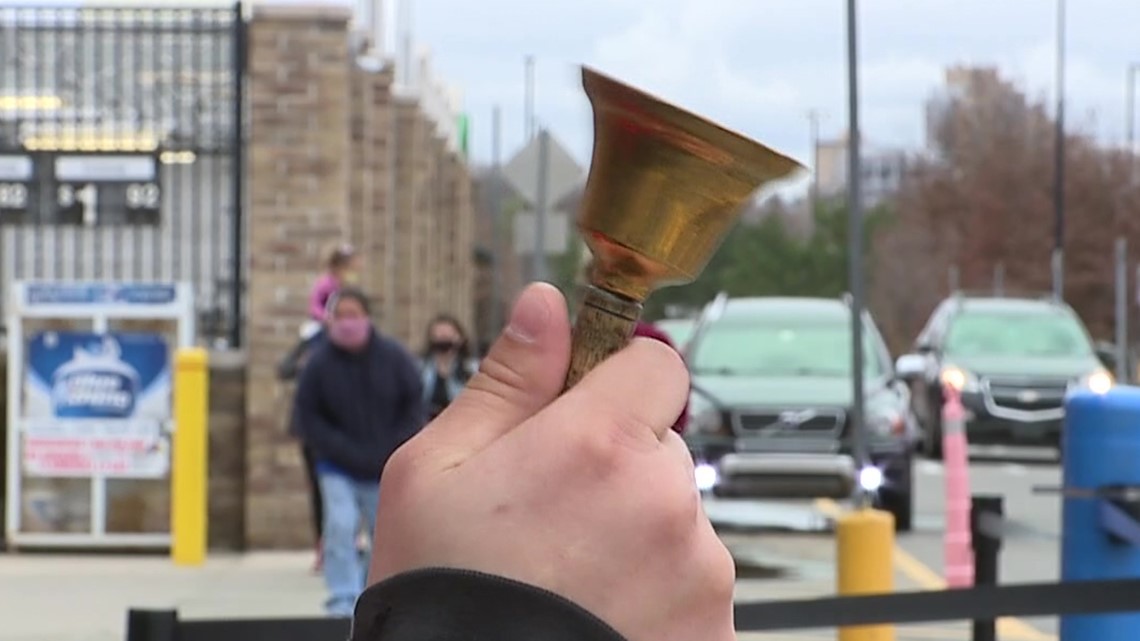 do salvation army bell ringers get paid