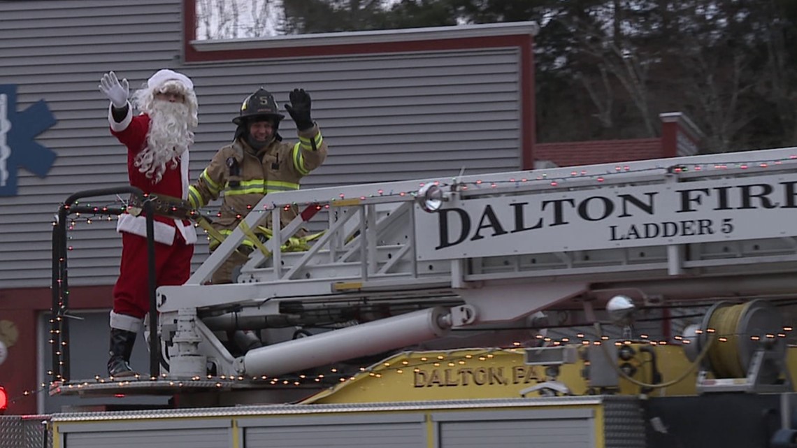 Santa parade held in Dalton