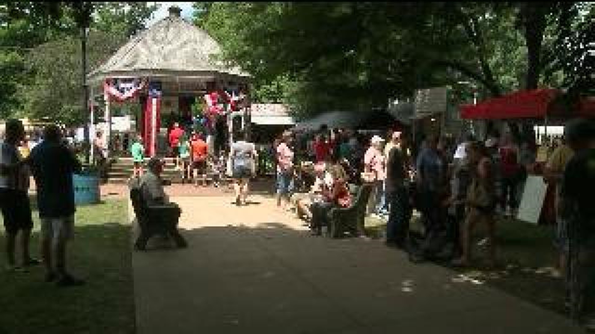 Large Crowd Packs Pineknotter Days