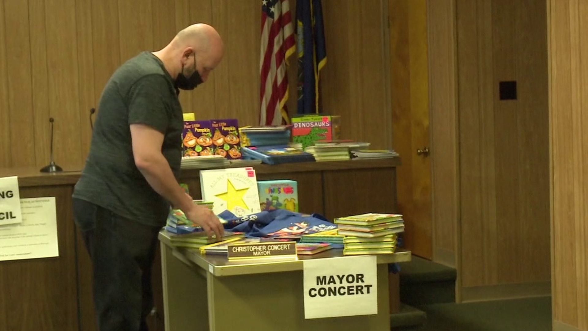 Last week, Mayor Concert gave away 400 new books in his community.