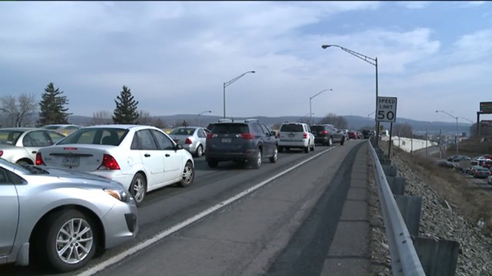 Crash Ties Up Traffic on Expressway