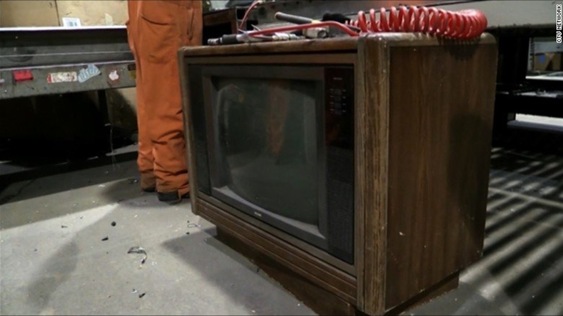 Recycling Worker Finds $100K In Old TV Set, Tracks Down Owner | wnep.com