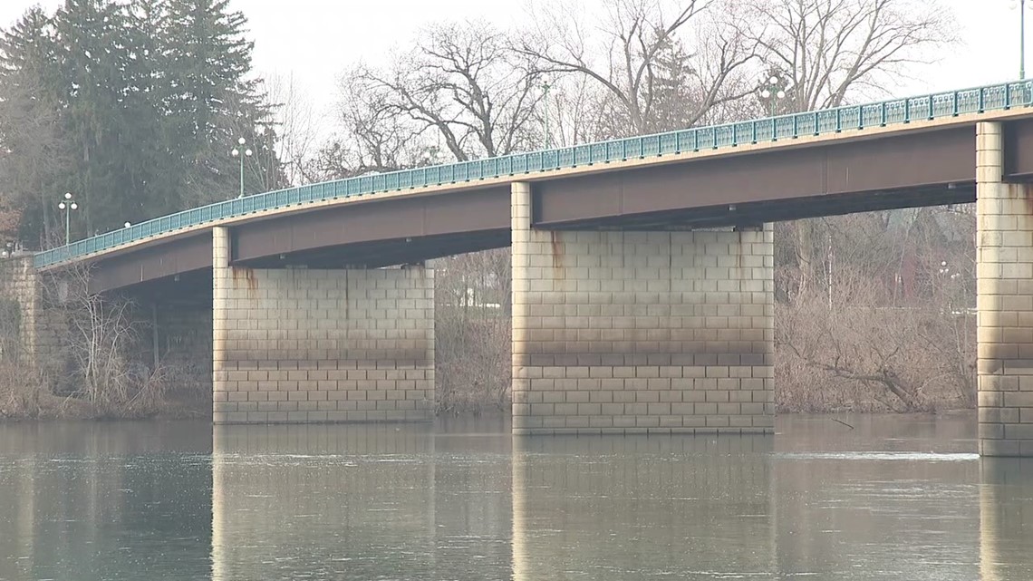 Officer, bystander rescue woman after plunge into Susquehanna River - Vimarsana News