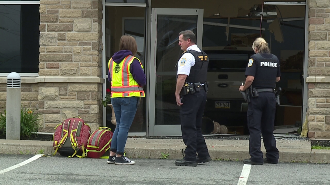 Truck plows into building in Scranton | wnep.com