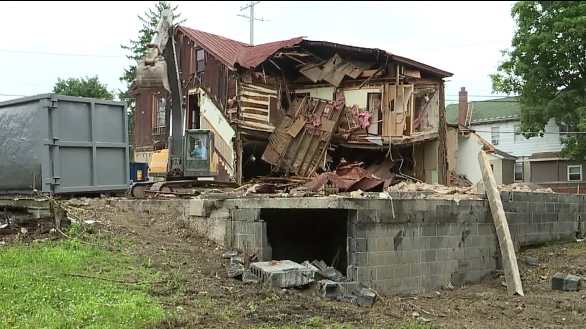 Demolishing the Deer Lake Inn