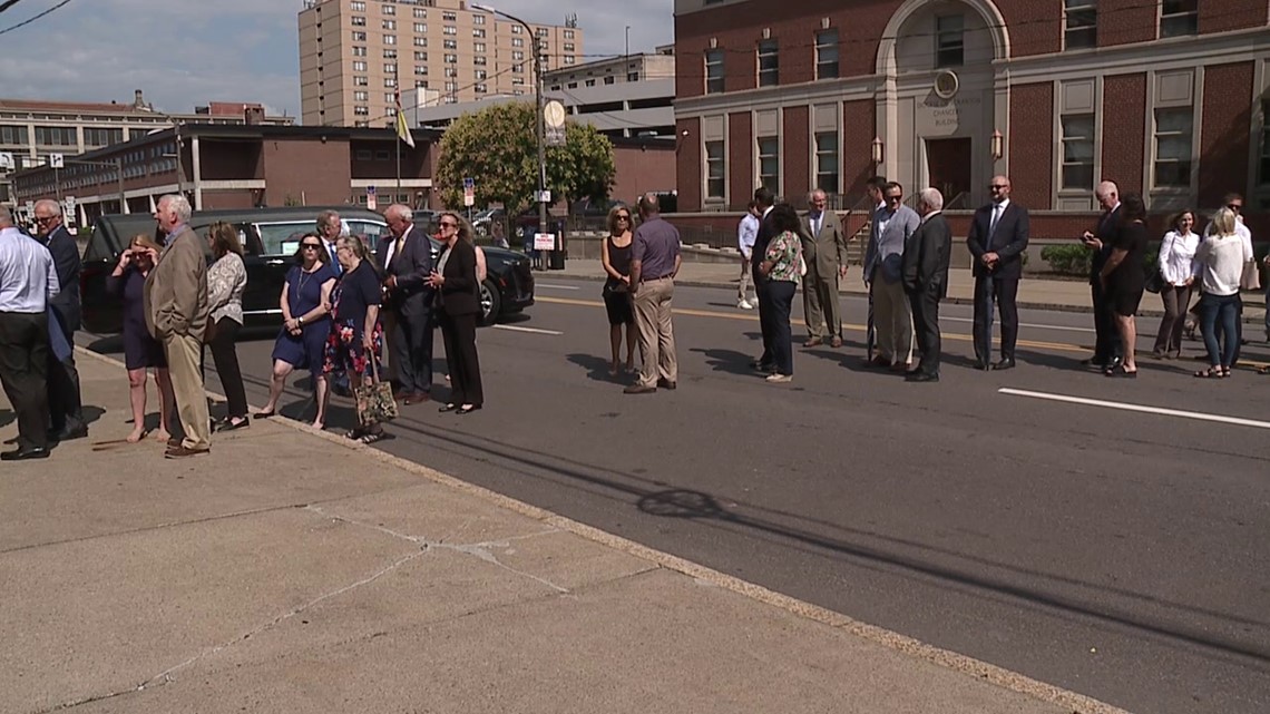 Hundreds gather to mourn the loss of former Pennsylvania First Lady - Vimarsana News