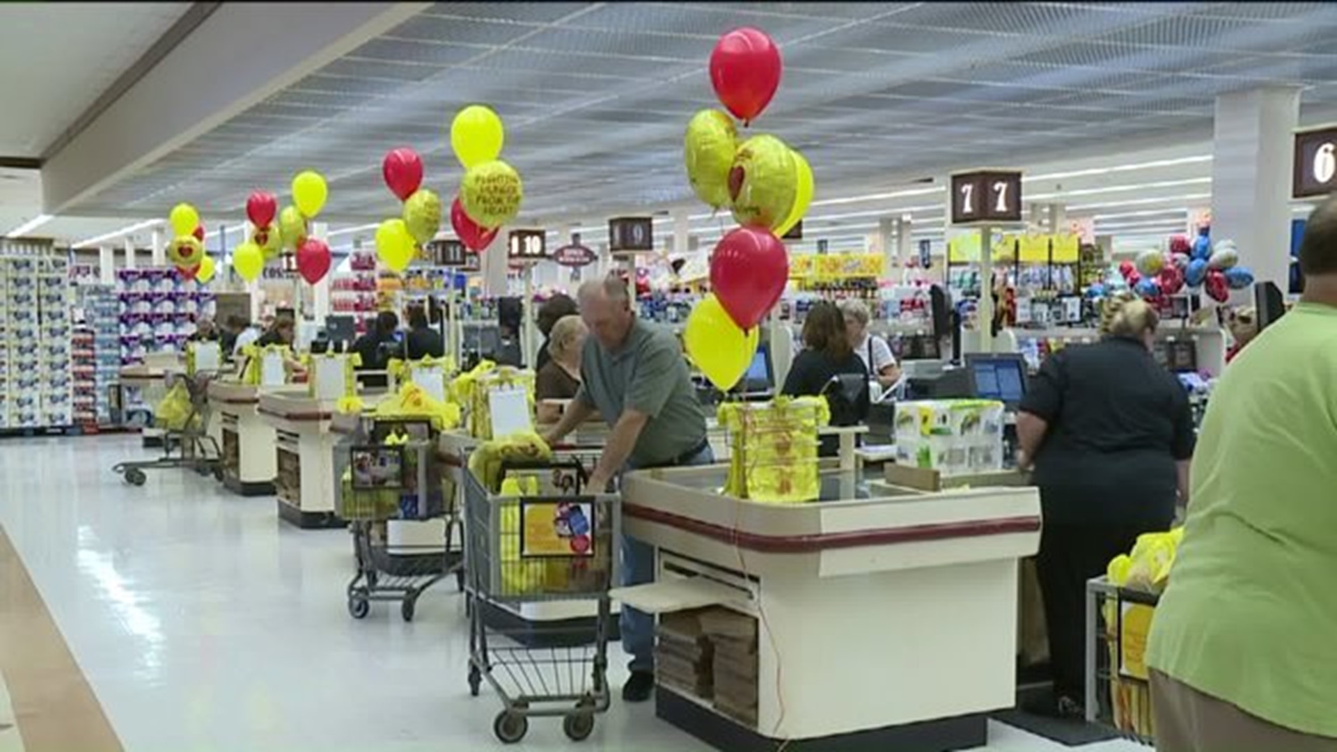 Volunteers Bag Groceries to Help Food Pantries