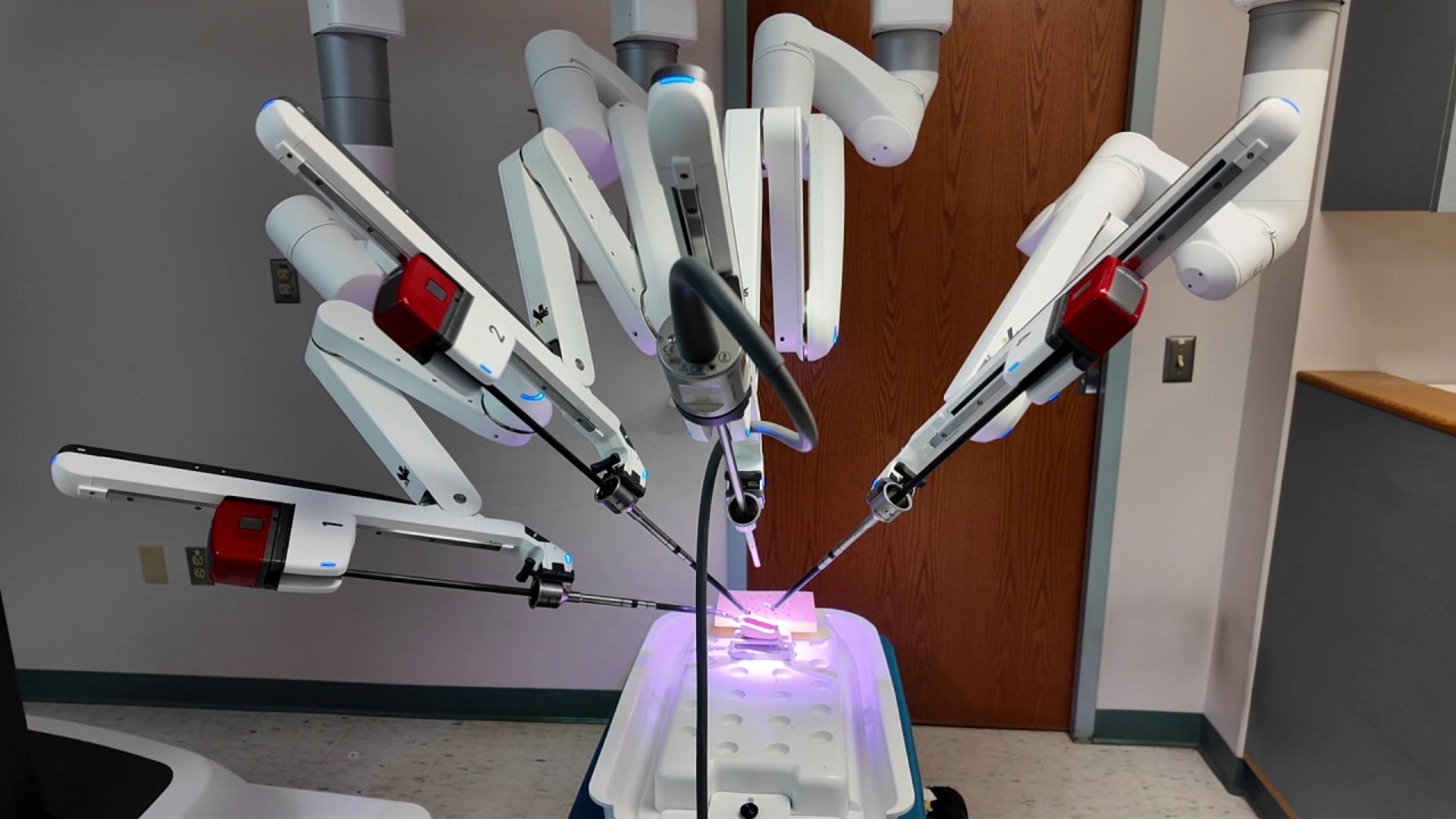 NEW外科学 = NEW Surgery St. Peter's Health welcomes new surgical robot to the