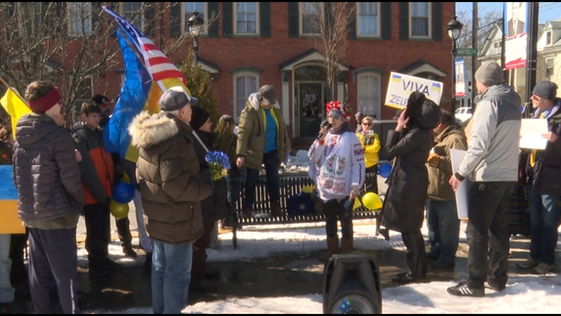 Support for Ukraine continues in the U.S., and in Monroe County a demonstration was held with locals from several parts of the world, demanding peace.