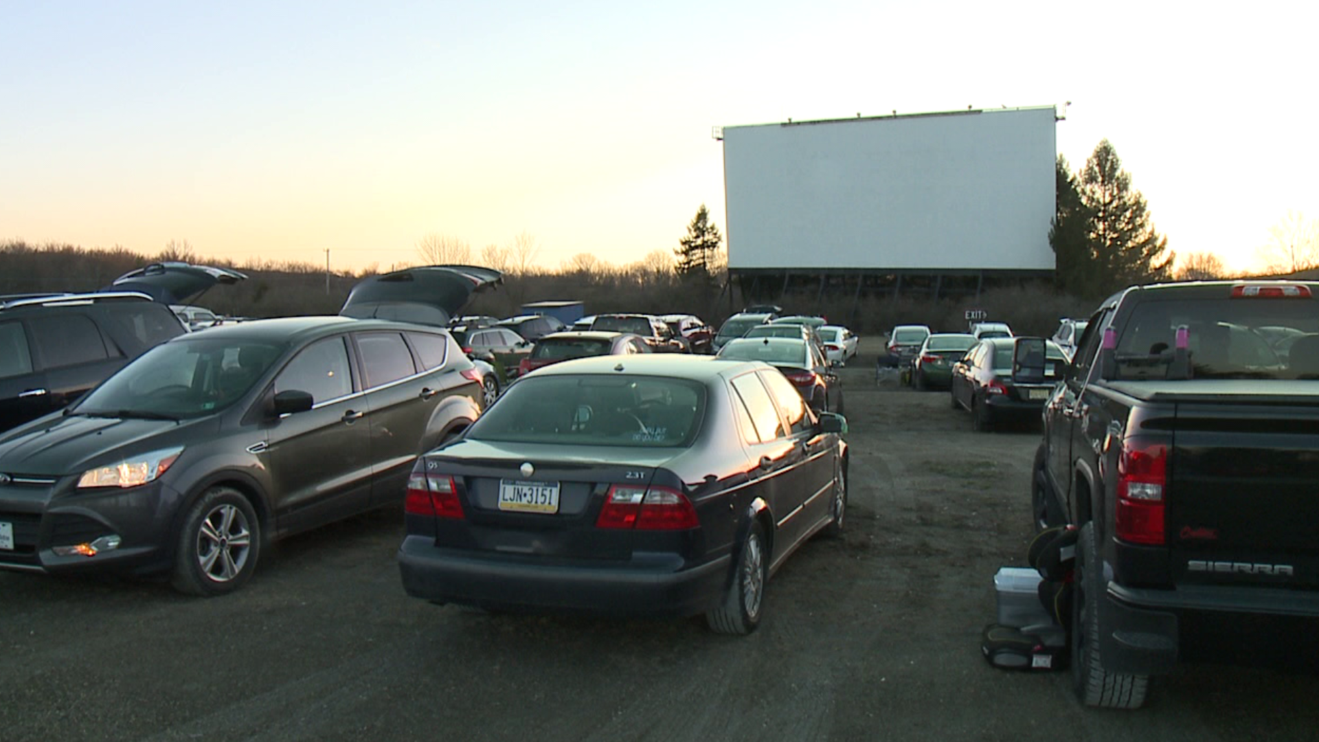 The Mahoning Drive-In showed The Wizard of Oz and Willy Wonka.