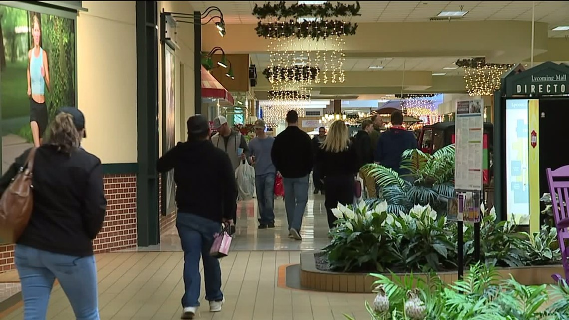 Shoppers Get Last Minute Gifts at Mall