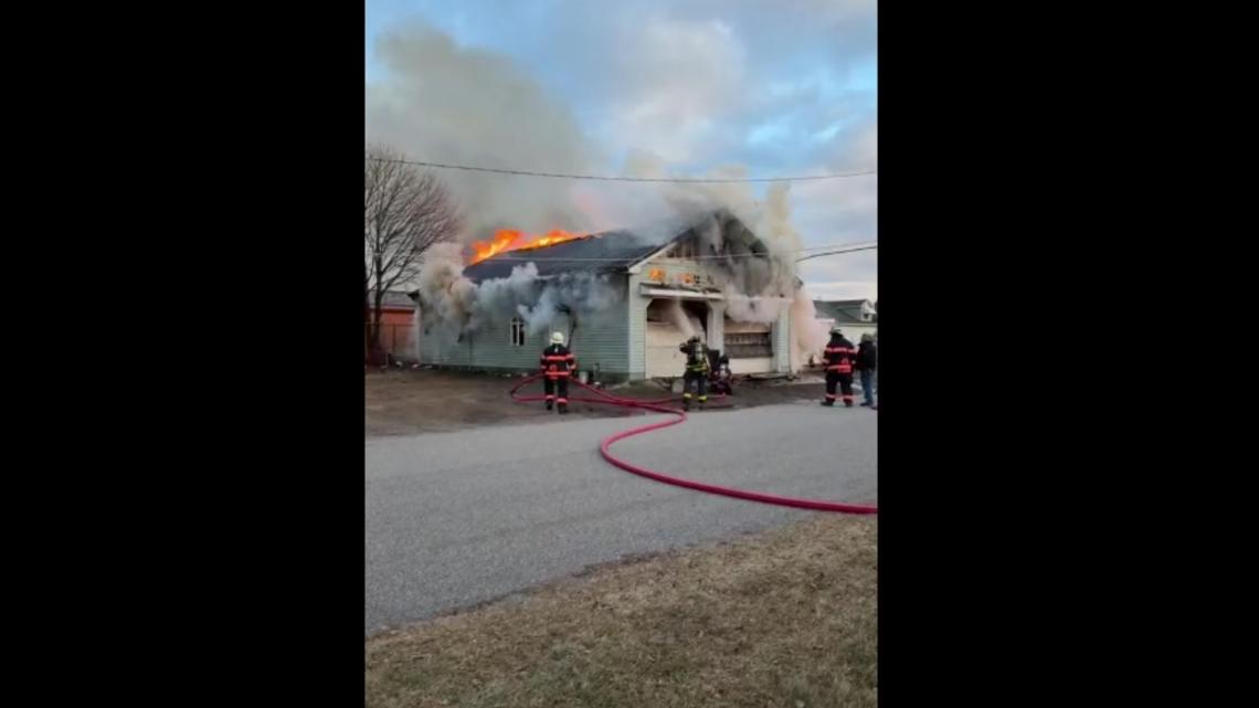 Crews battle flames at garage in Carbon County