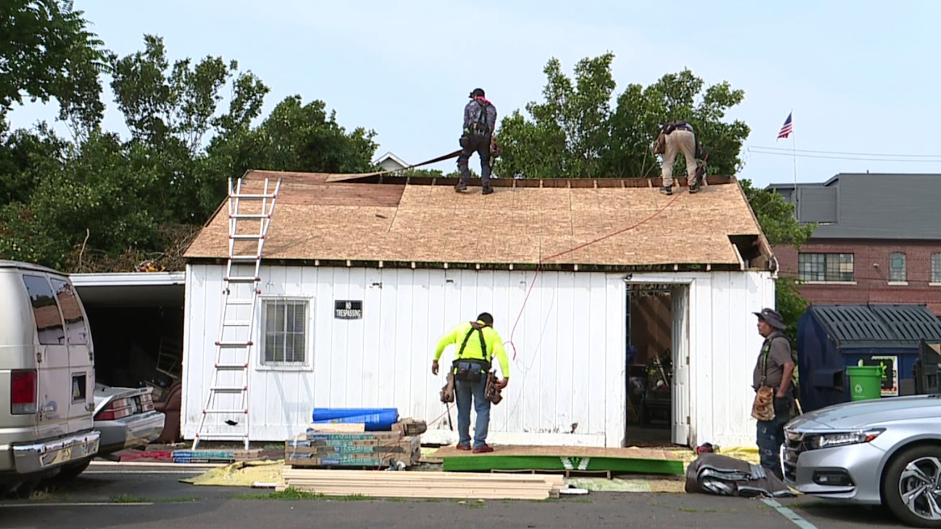 Newswatch 16's Emily Kress shows us the team effort of heroes helping heroes.