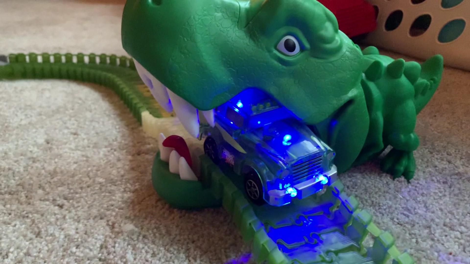 Race through the treacherous jungle terrain using a brightly lit SUV. Kids must escape the dangerous jaws of the Dino Chomp.