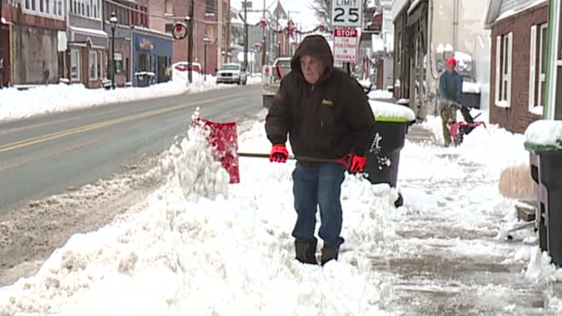 Newswatch 16's Courtney Harrison shows us how people spent the day digging out of the wet and heavy snow.