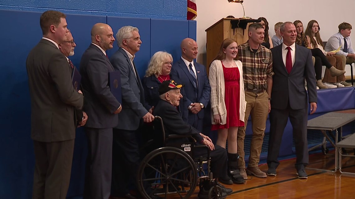School holds Veteran's Day ceremony - Vimarsana News