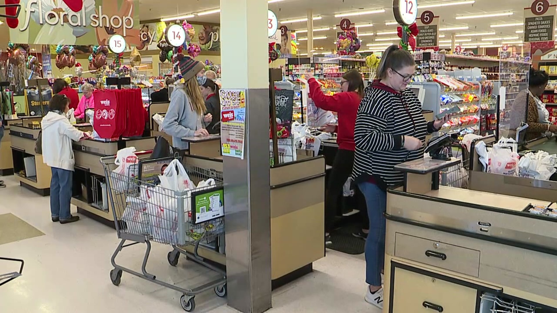 It's been a busy day for grocery stores as people pick up last-minute items for Thanksgiving dinner.