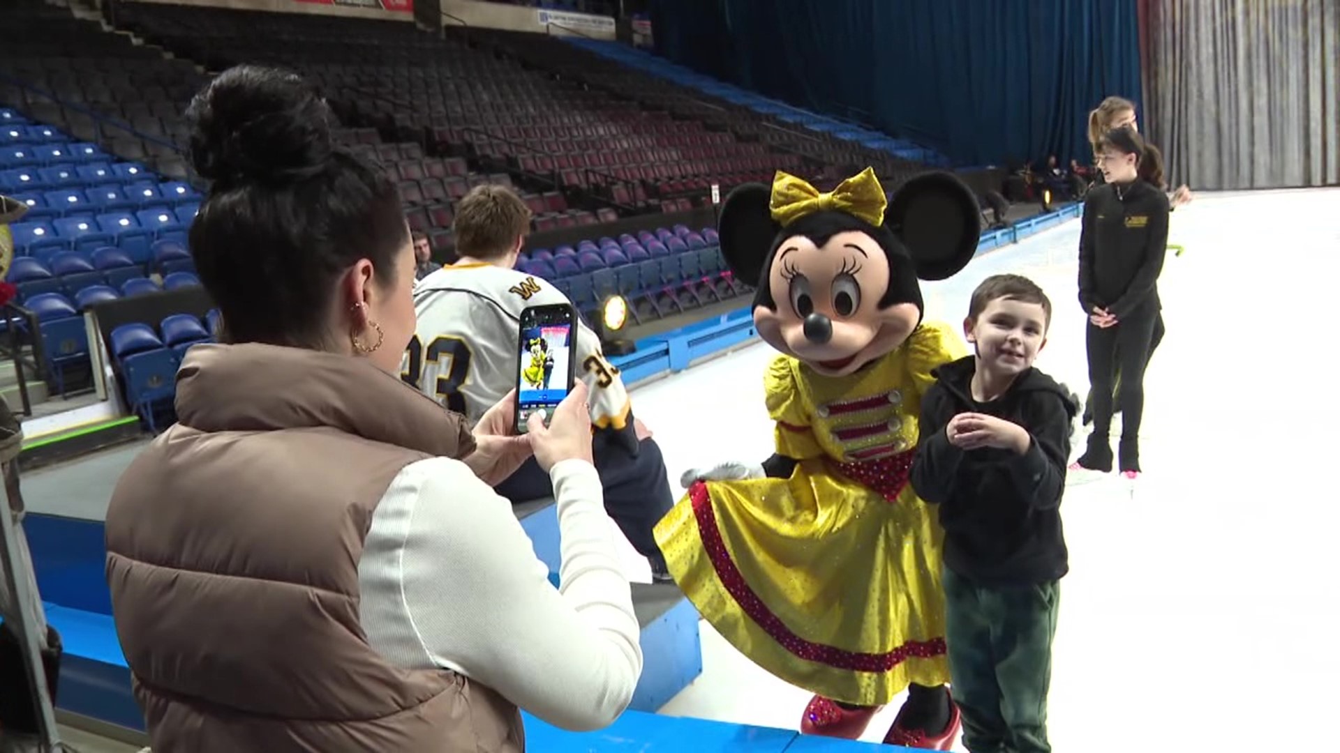 Newswatch 16's Emily Kress shows us the fun at Mohegan Sun Arena for some kids with special needs.