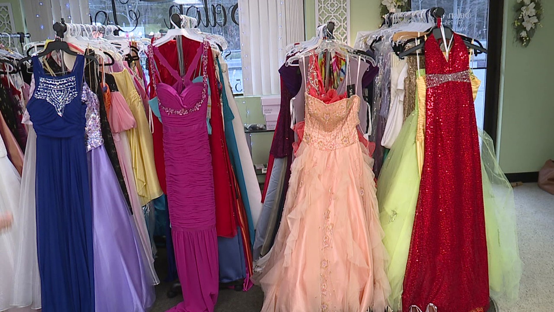 A hair salon in Wayne County has been collecting dresses, suits, ties, and shoes to give away this weekend as part of its fourth annual Prom Dress Drive.