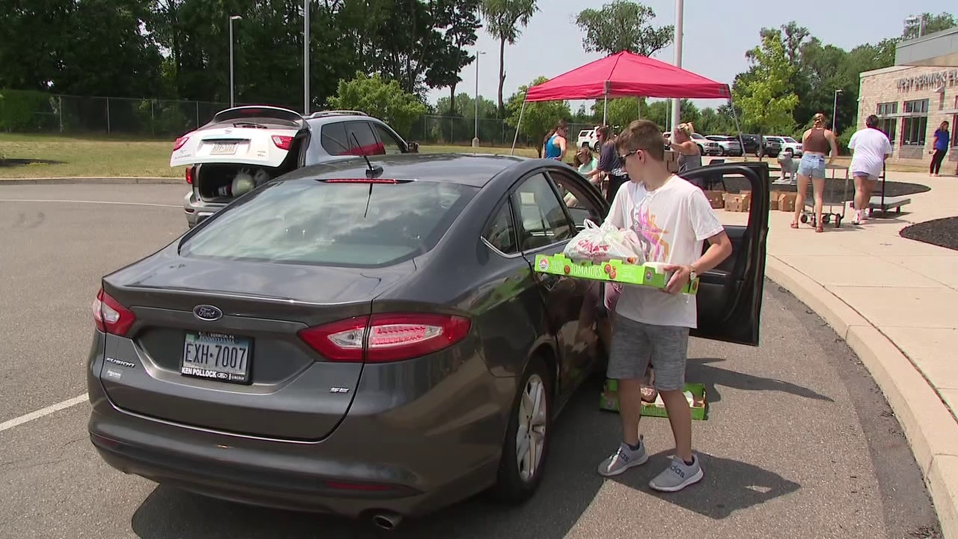 Some teenagers in Berwick are spending their Mondays volunteering this summer by handing out food to families in need.