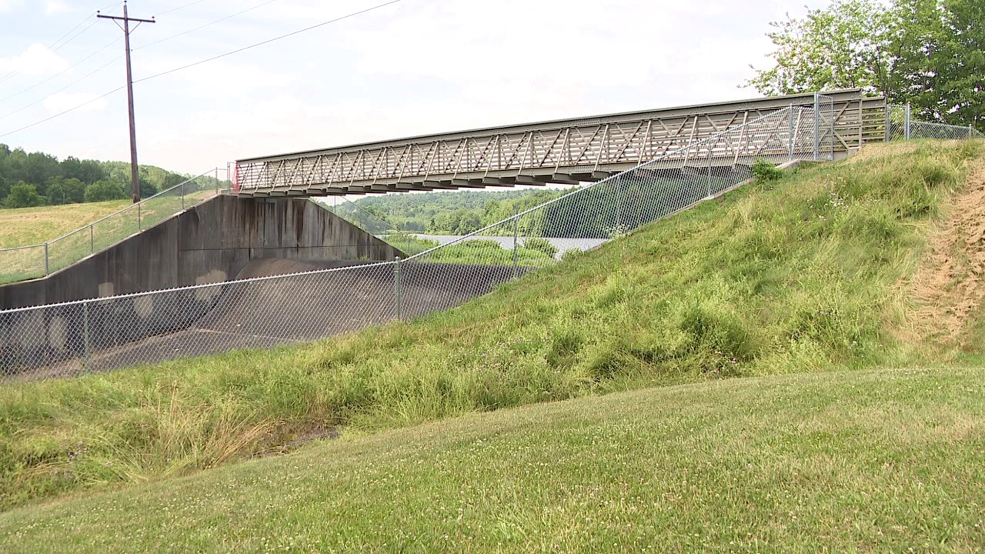 A pedestrian bridge connecting two sections of Frances Slocum State Park is now open.
