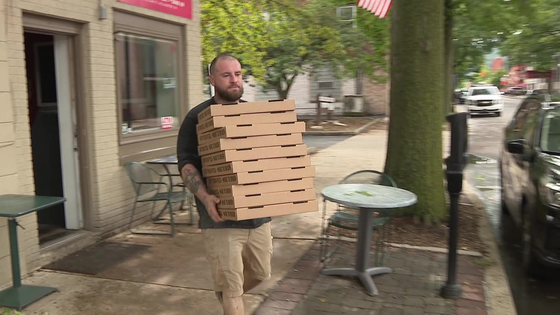 Newswatch 16s Chris Keating shows us how Leo's Pizzeria is giving back.
