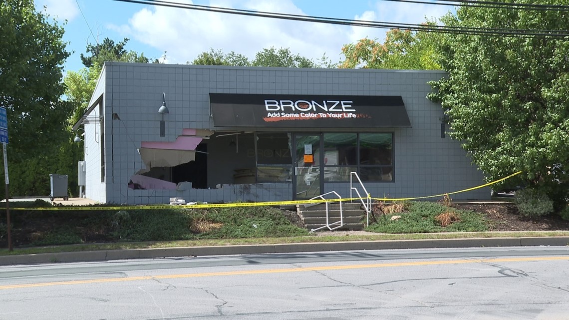 Tanning salon Bronze crashed into by car