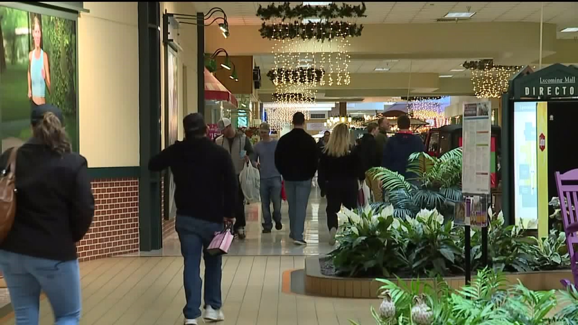 Shoppers Get Last Minute Gifts at Lycoming Mall