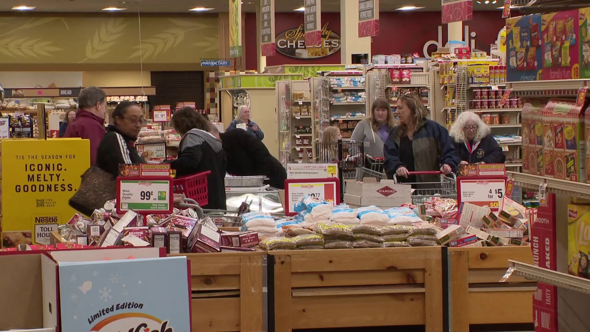 Newswatch 16's Mackenzie Aucker stopped by a grocery store in Snyder County to see all the hustle and bustle.