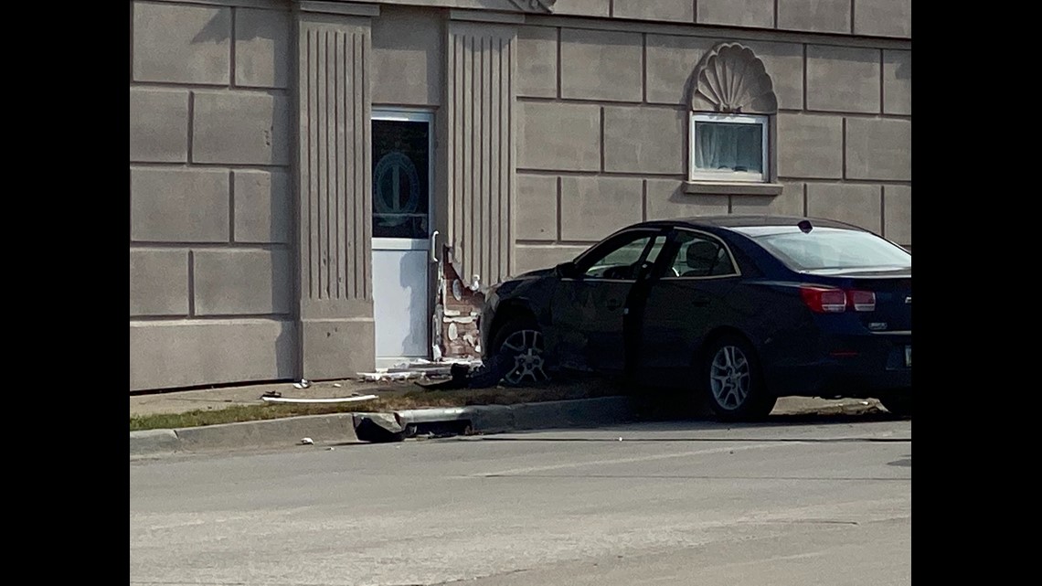 Car crashes into building in Des Moines | weareiowa.com