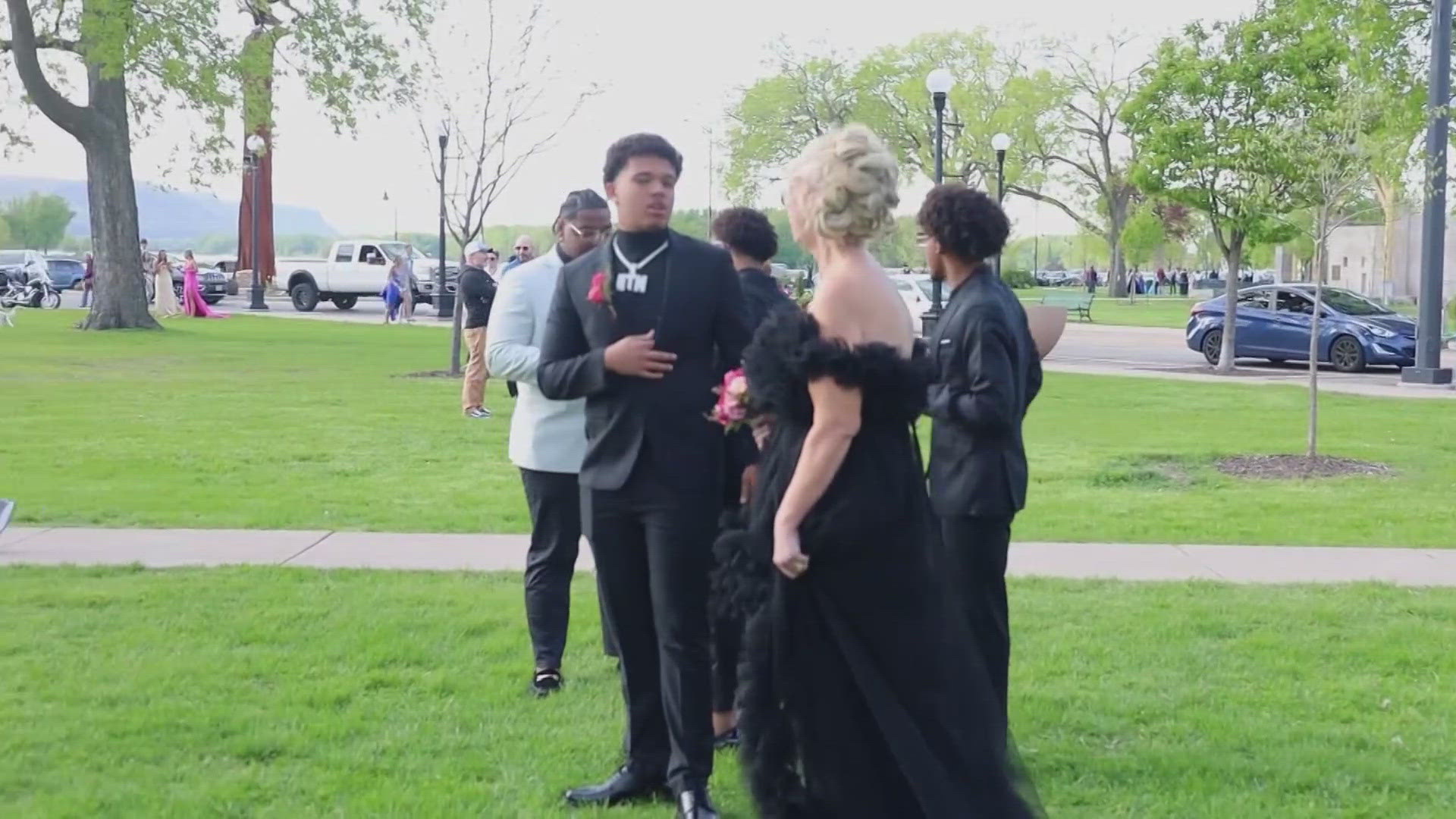 Prom Pledge Florida high schooler fulfills prom promise to grandma | weareiowa.com