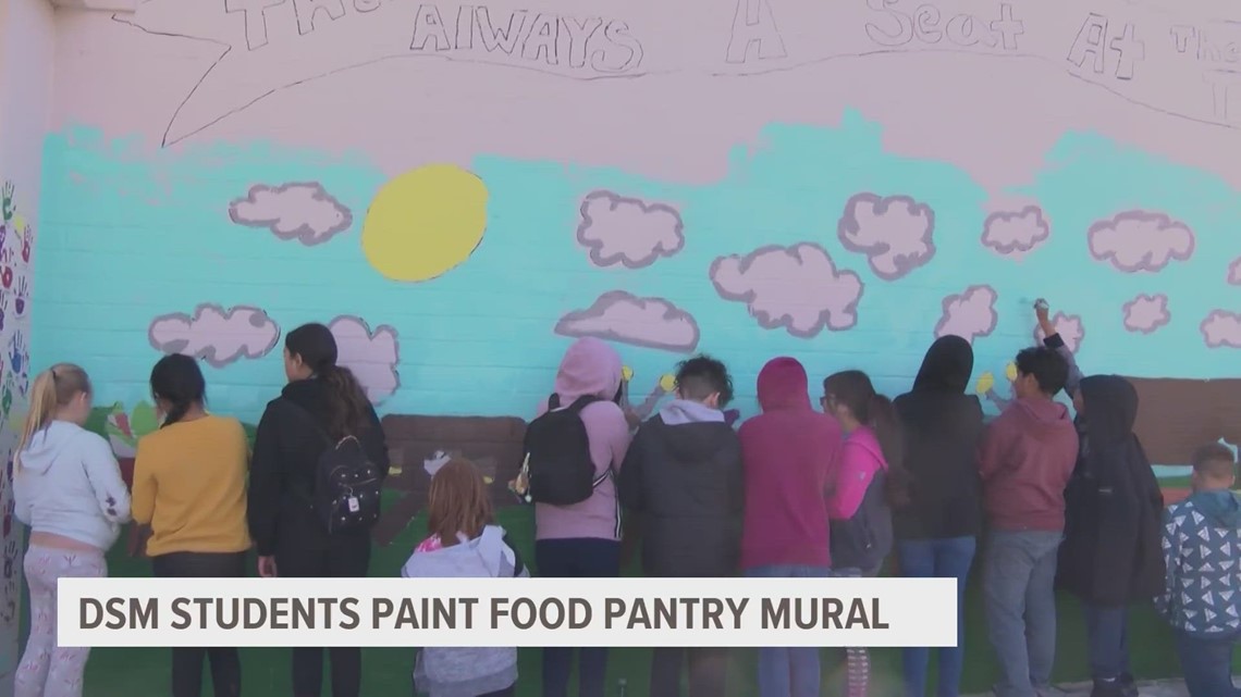 Des Moines students paint mural at food pantry