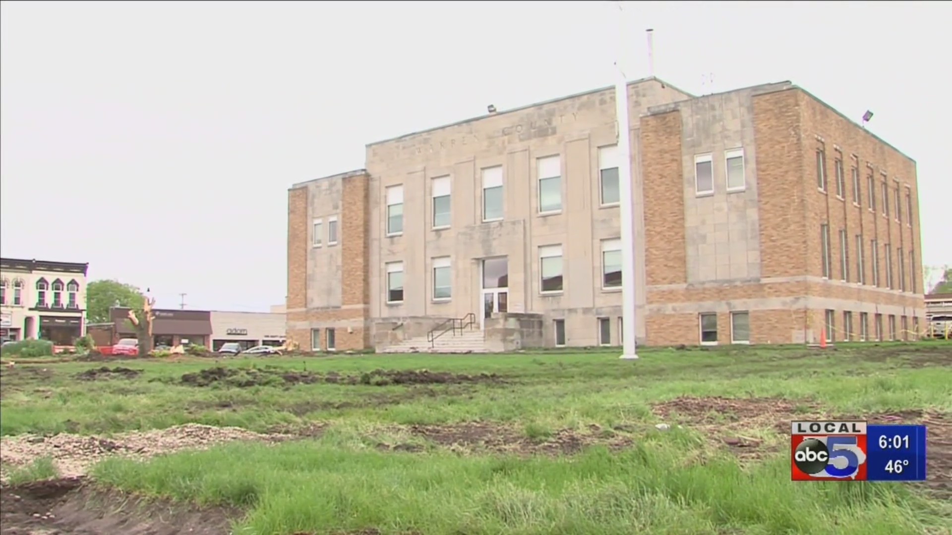 Demolition begins on old Warren Co. Courthouse