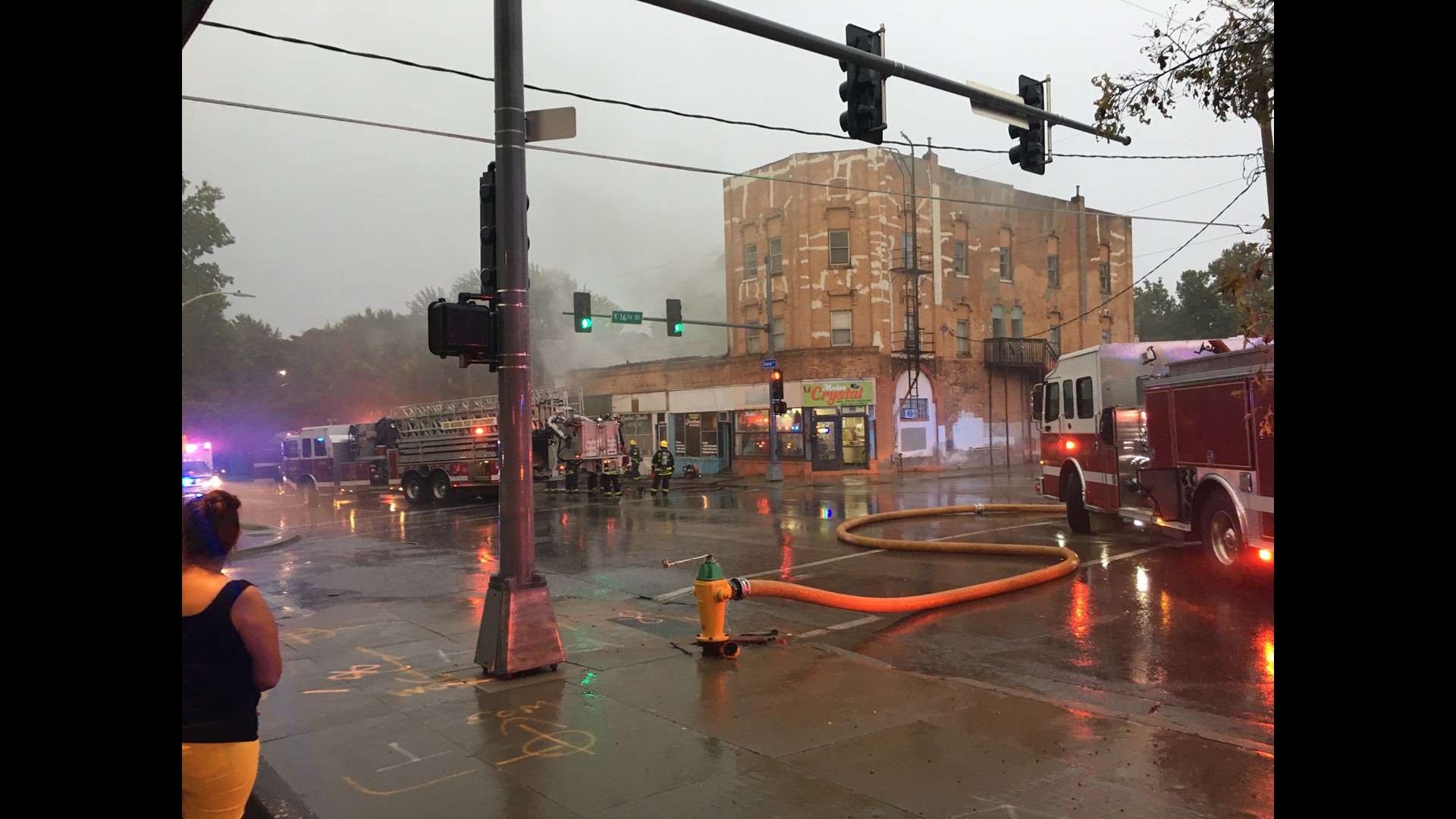 Crews battle apartment fire in Des Moines