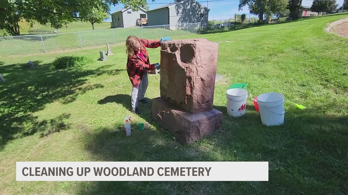 Des Moines Parks and Rec host Woodland Cemetery clean up