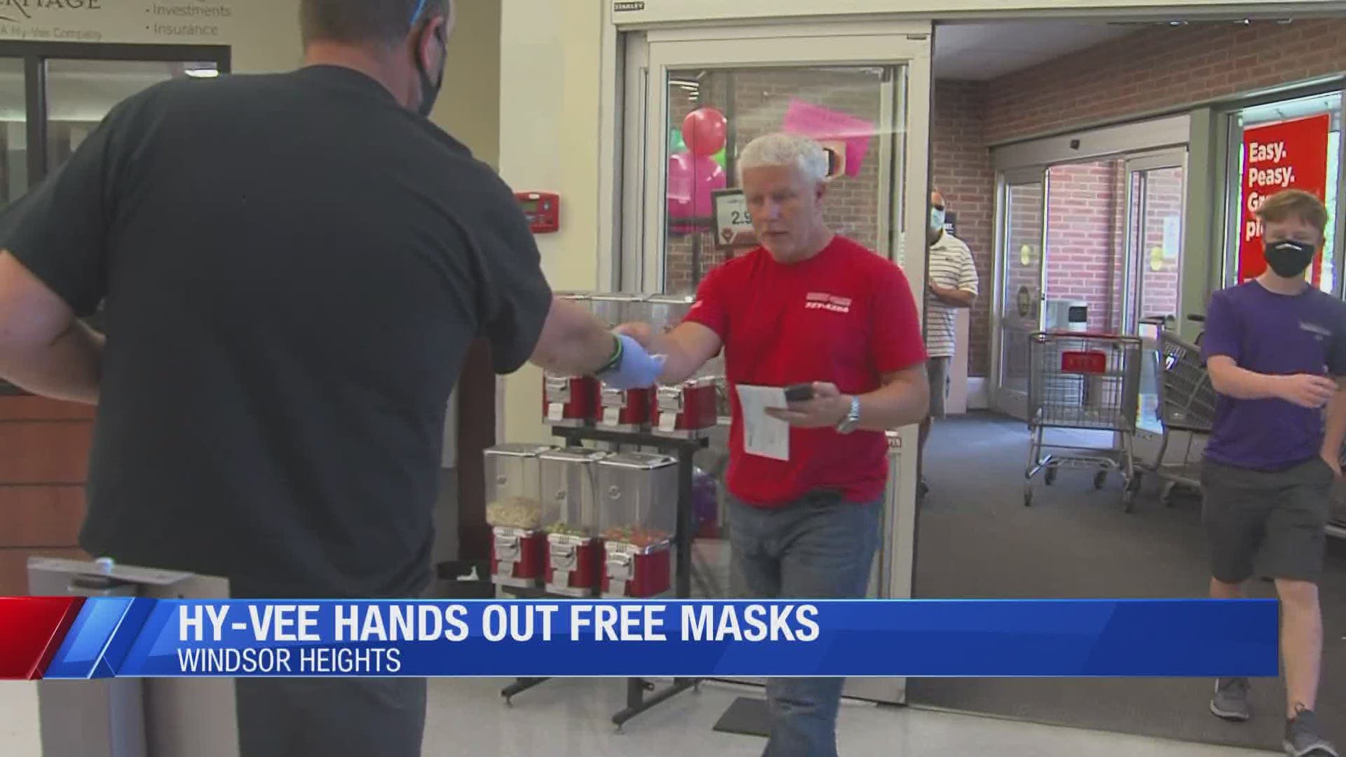 ​Hy-Vee to hand out masks to customers beginning Monday