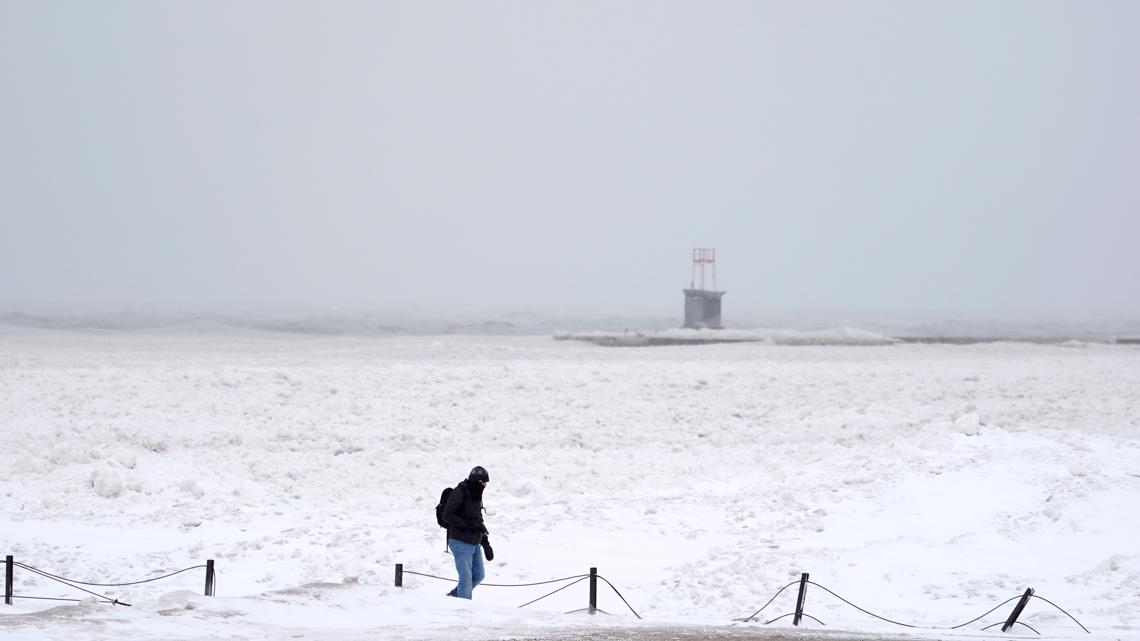 Foot of snow blankets pieces of Midwest, disrupts travel