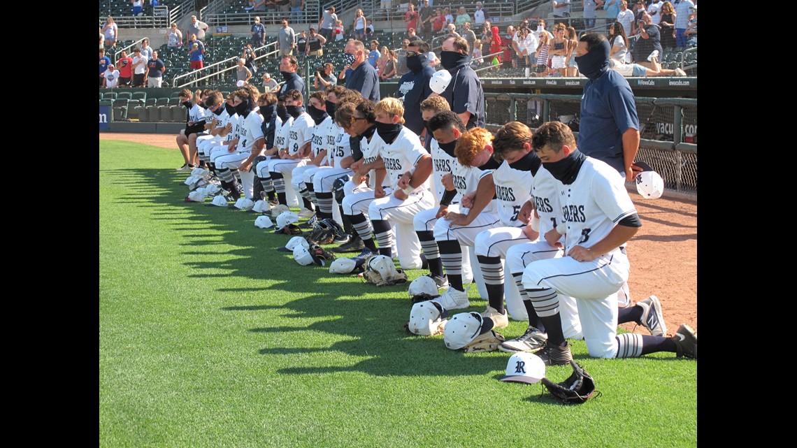 des-moines-roosevelt-baseball-team-kneels-during-national-anthem-on