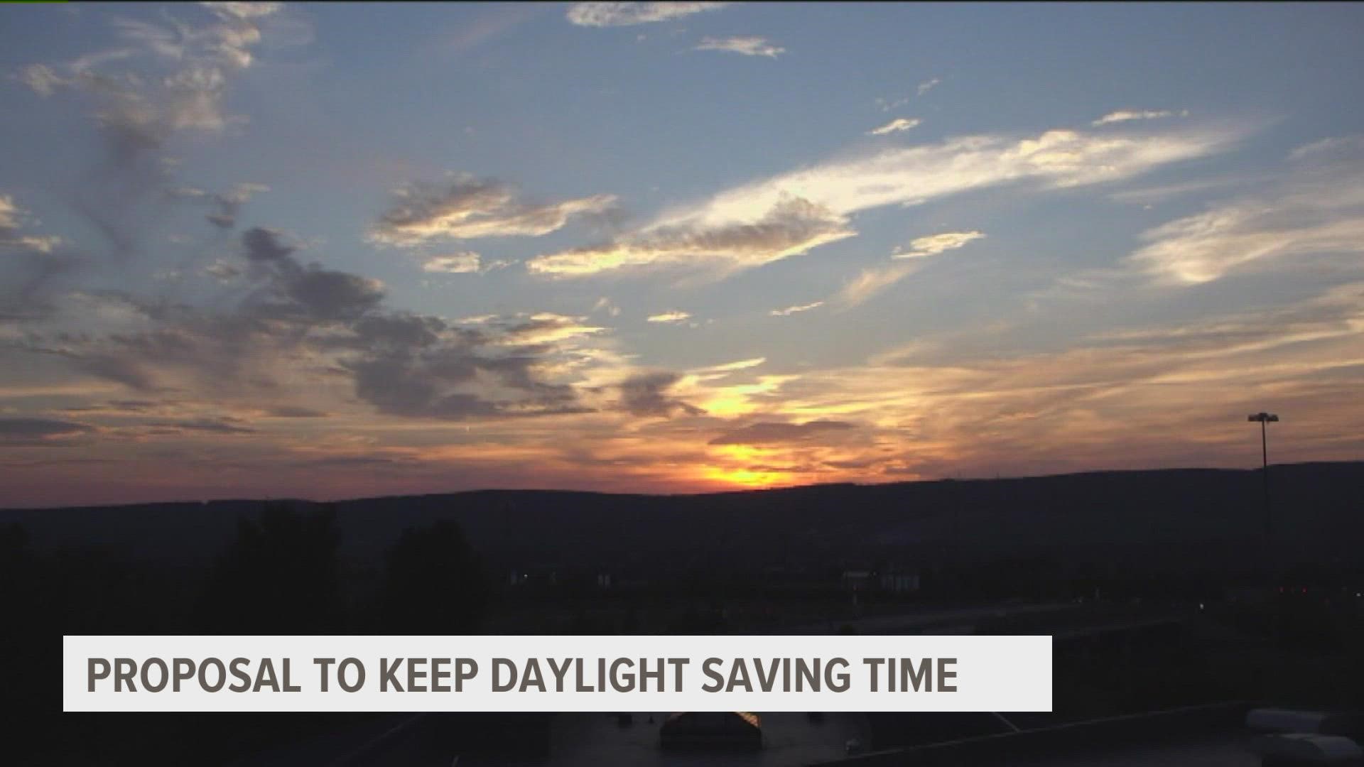 Iowa lawmakers consider making daylight saving time permanent