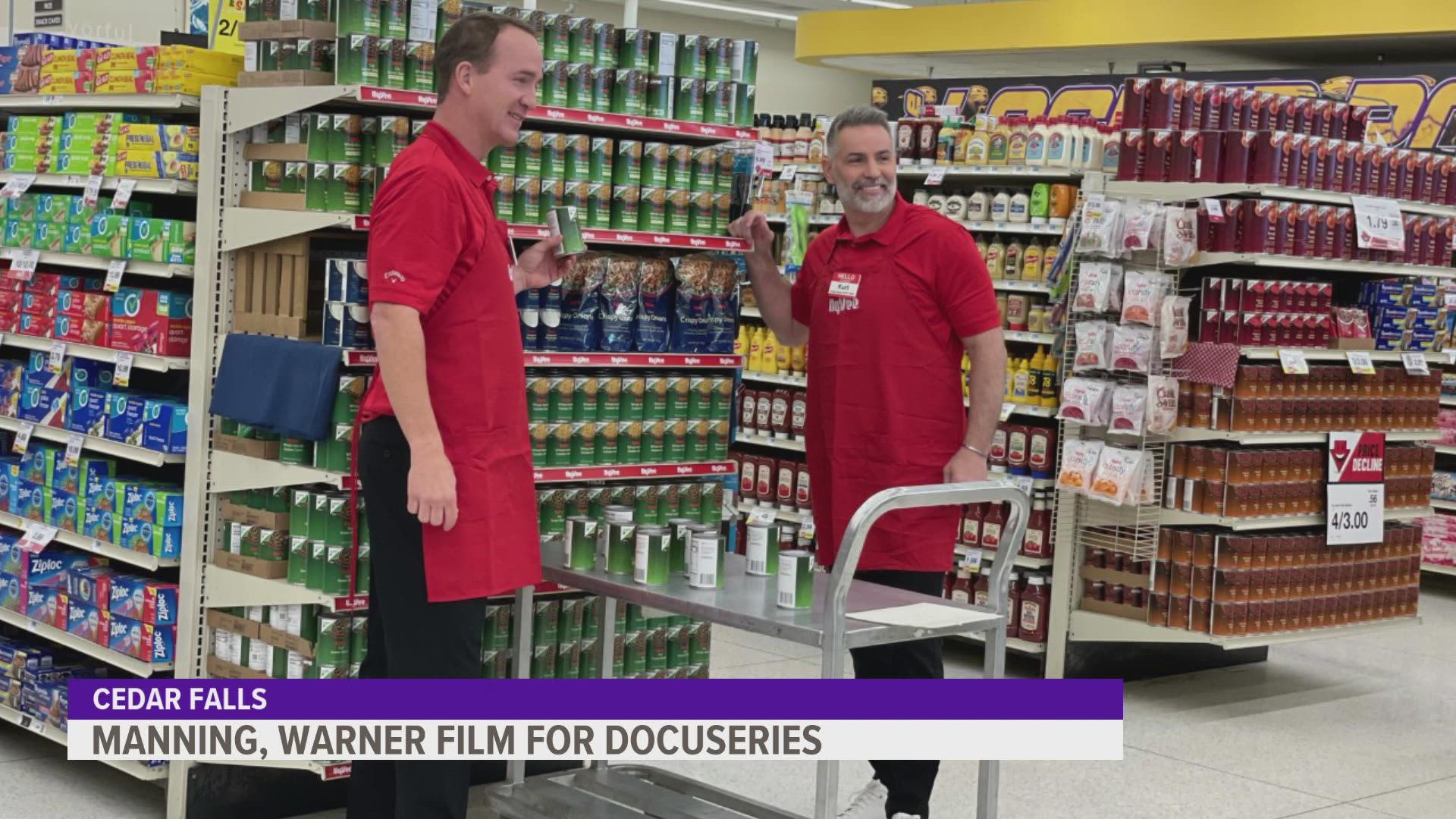 LOOK: Peyton Manning, Kurt Warner visit Hy-Vee in Cedar Falls for ESPN+  series