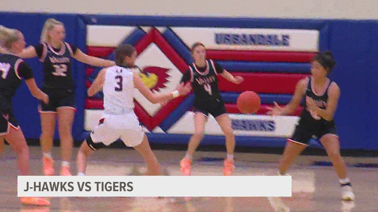 West Des Moines Valley girls knock off Urbandale 44-29