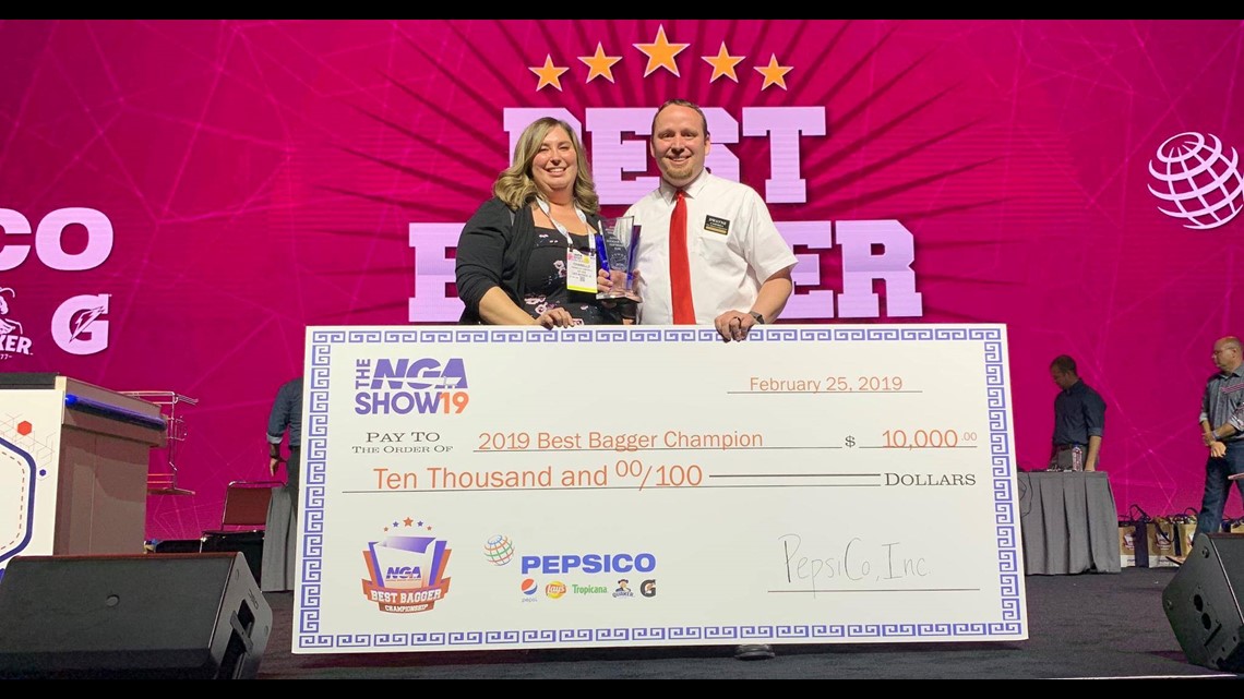 Hy-Vee employee wins national best bagger competition | weareiowa.com